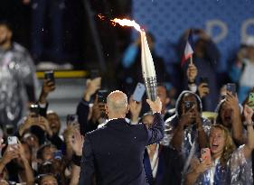 Paris 2024 - Zinedine Zidane And Rafael Nadal Carrie The Flame