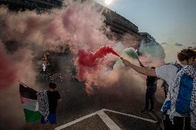 Pro-Palestine Protest In Front Of The Watergate Hotel When Netanyahu Leaves For Israel Early Following Deadly Rocket Strike