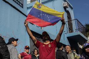 Thousands Of Venezuelans Are Going To The Venezuelan Embassy In Argentina To Cast Their Vote.