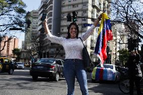 Thousands Of Venezuelans Are Going To The Venezuelan Embassy In Argentina To Cast Their Vote.