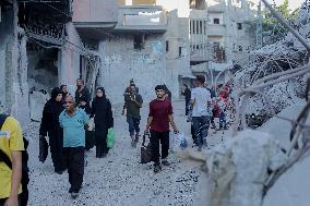 Palestinians Flee from Deir al-Balah - Gaza