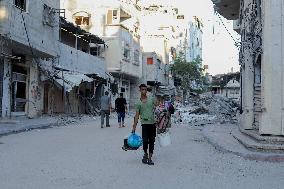 Palestinians Flee from Deir al-Balah - Gaza