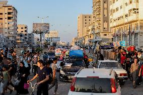 Palestinians Flee from Deir al-Balah - Gaza