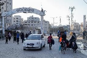 Palestinians Flee from Deir al-Balah - Gaza