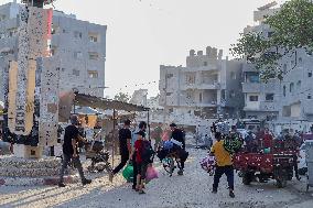 Palestinians Flee from Deir al-Balah - Gaza