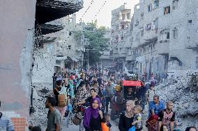 Palestinians Flee from Deir al-Balah - Gaza