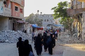 Palestinians Flee from Deir al-Balah - Gaza