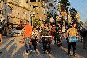 Palestinians Flee from Deir al-Balah - Gaza