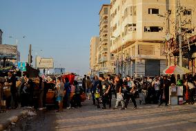 Palestinians Flee from Deir al-Balah - Gaza