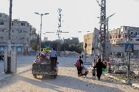 Palestinians Flee from Deir al-Balah - Gaza