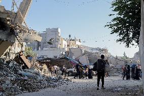 Palestinians Flee from Deir al-Balah - Gaza