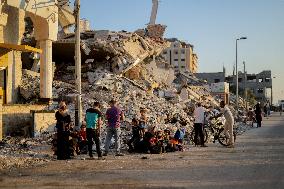 Palestinians Flee from Deir al-Balah - Gaza