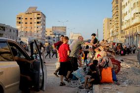 Palestinians Flee from Deir al-Balah - Gaza