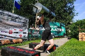 Log lifting competition