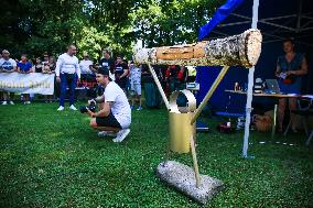 Log lifting competition