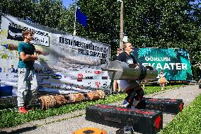 Log lifting competition