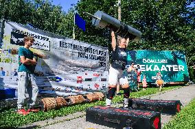 Log lifting competition