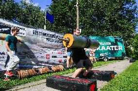 Log lifting competition