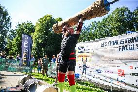 Log lifting competition