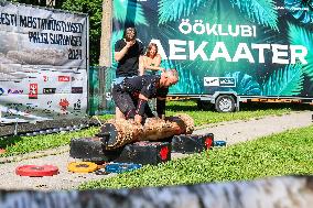 Log lifting competition