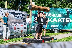 Log lifting competition