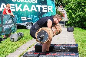 Log lifting competition