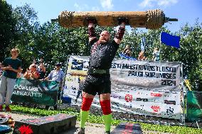 Log lifting competition