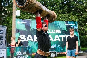 Log lifting competition