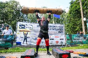 Log lifting competition