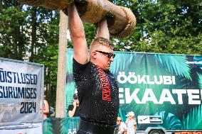 Log lifting competition