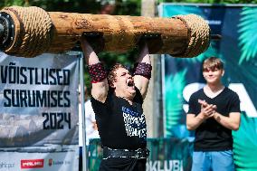 Log lifting competition