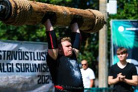 Log lifting competition