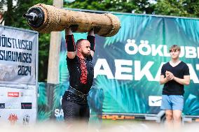 Log lifting competition