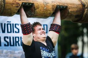 Log lifting competition