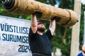 Log lifting competition