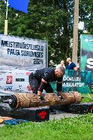 Log lifting competition