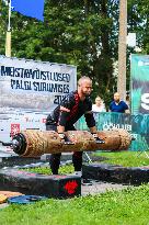 Log lifting competition