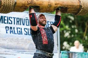 Log lifting competition