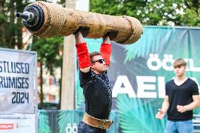 Log lifting competition