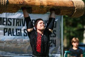 Log lifting competition