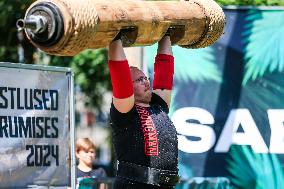 Log lifting competition