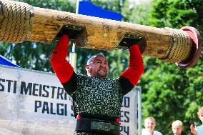 Log lifting competition