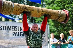 Log lifting competition