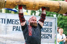 Log lifting competition