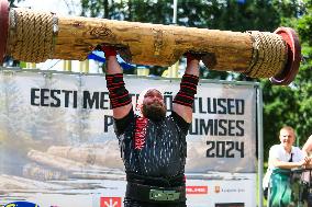 Log lifting competition