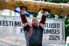 Log lifting competition