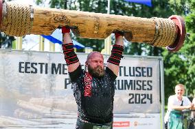 Log lifting competition