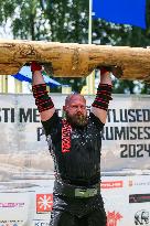 Log lifting competition