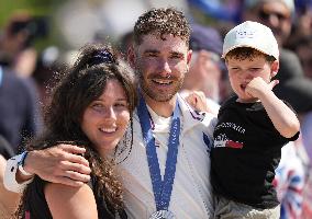 Paris 2024 - VTT - Victor Koretzky Celebrates With Family