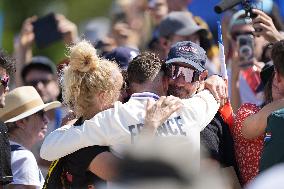 Paris 2024 - VTT - Victor Koretzky Celebrates With Family